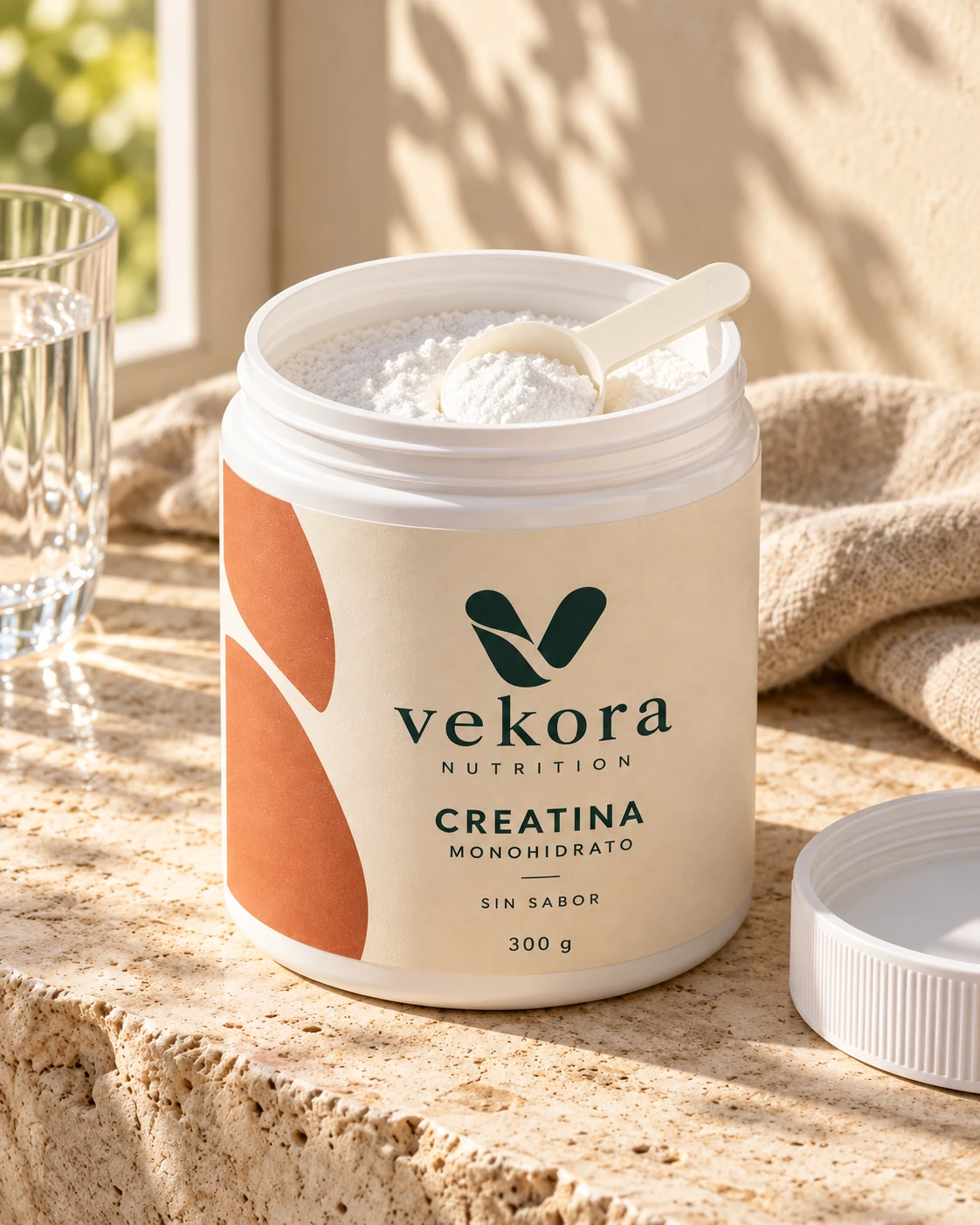VEKORA Creatina Monohidrato: bote abierto, polvo y dosificador con luz natural